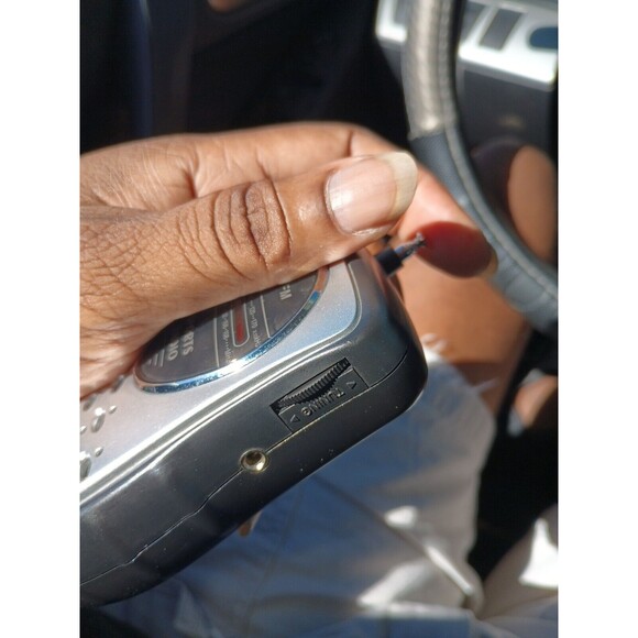 Durabrand PR-355 Handheld AM /FM Sports Radio Tested And Works - Picture 4 of 4